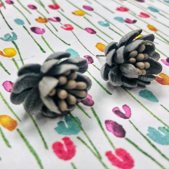 3D Earrings Floral Gray - Picture 4 of 5